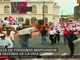 Marchan miles de peruanos en defensa de la vida