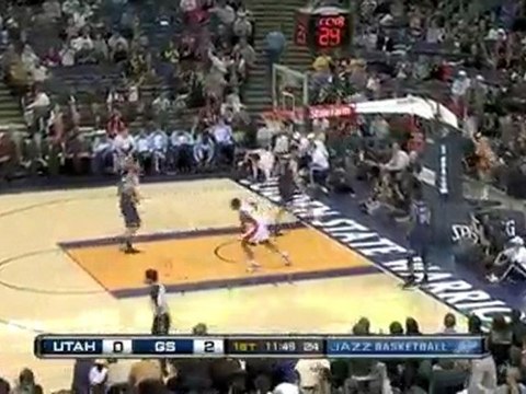 Monta Ellis gives it off to Reggie Williams on the break for