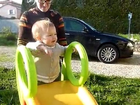 Tom fait du toboggan avec un style bien à lui !