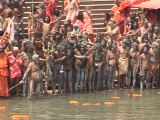 Inde: des millions d'Hindous dans les eaux du Gange