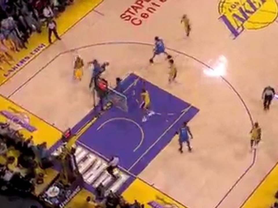 Kobe Bryant throws the alley-oop to Andrew Bynum for the hug