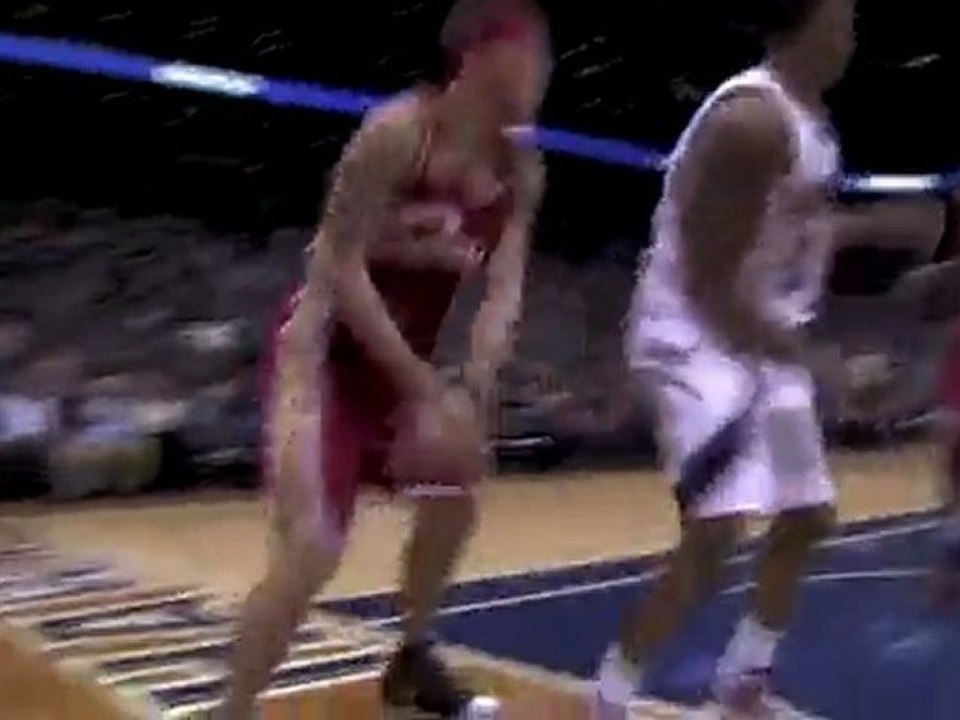 Delonte West throws down an emphatic one-handed slam over Je