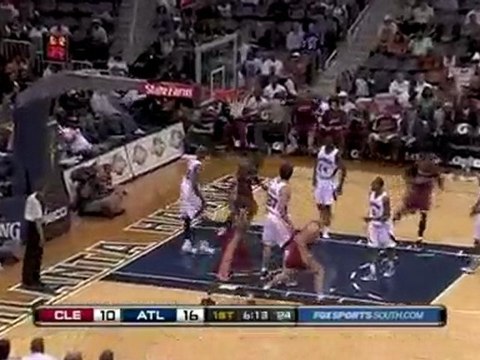 J.J. Hickson takes the ball right down the lane and flushes