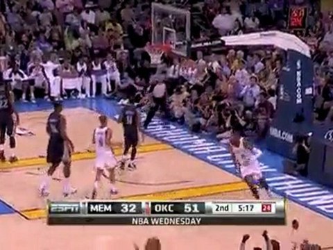 Kevin Durant finishes the Thunder's fast break strong.