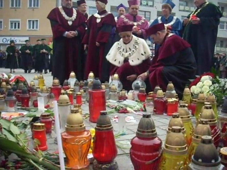 Wladze uczelni zapalily znicze na placu Wolnosci