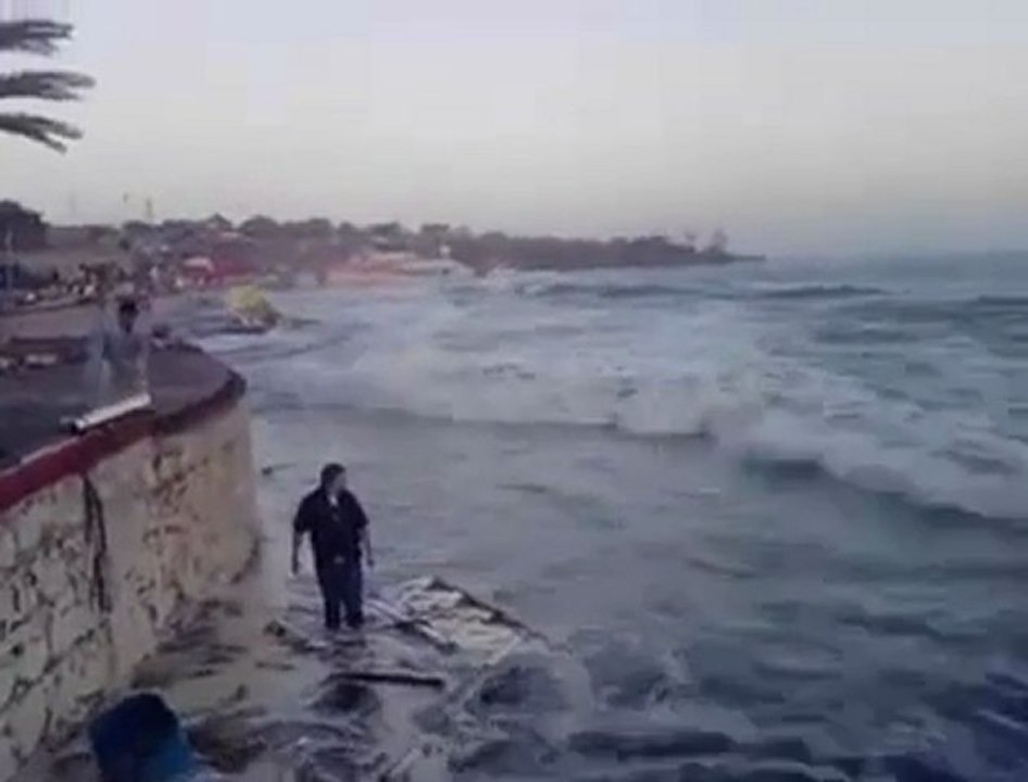 Aspettano lo tsunami in spiaggia
