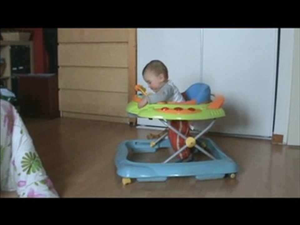 Gabriel et le trotteur ''marche avant''