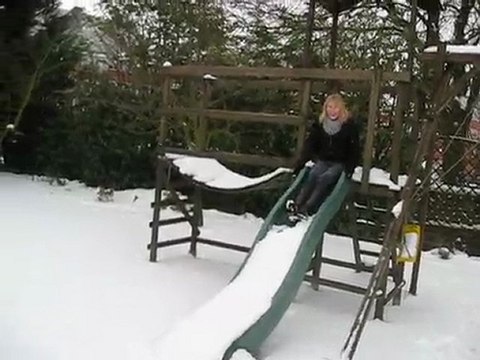 Laura descend du toboggan recouvert de neige