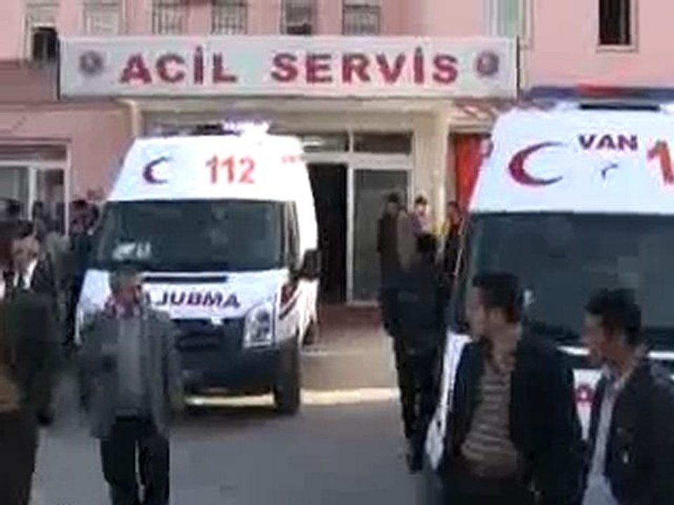 Polis aracı devrildi: 2 şehit