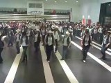 La danse du bal par le groupe de demo