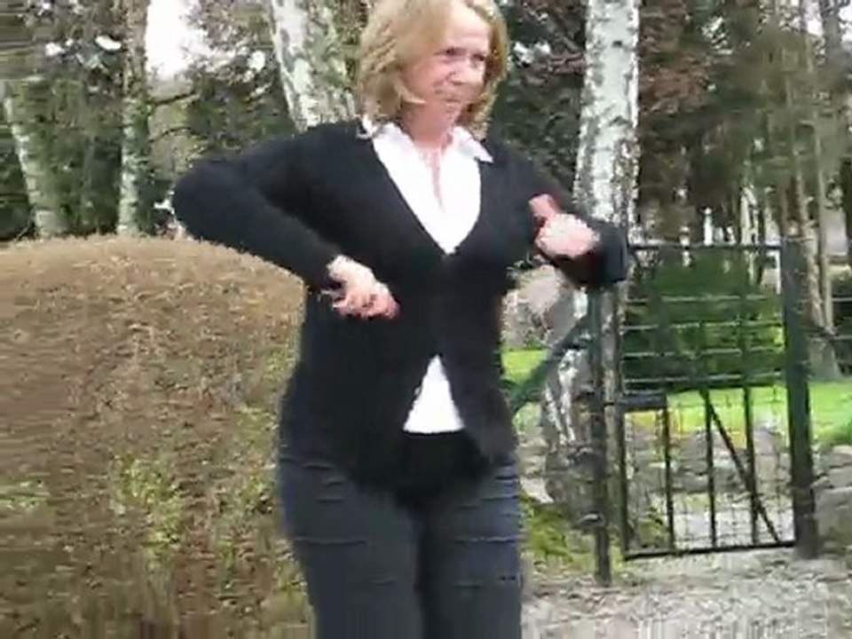 Yan qui fait la poule