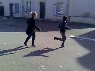 Marjo et Dudu devant le lycée.