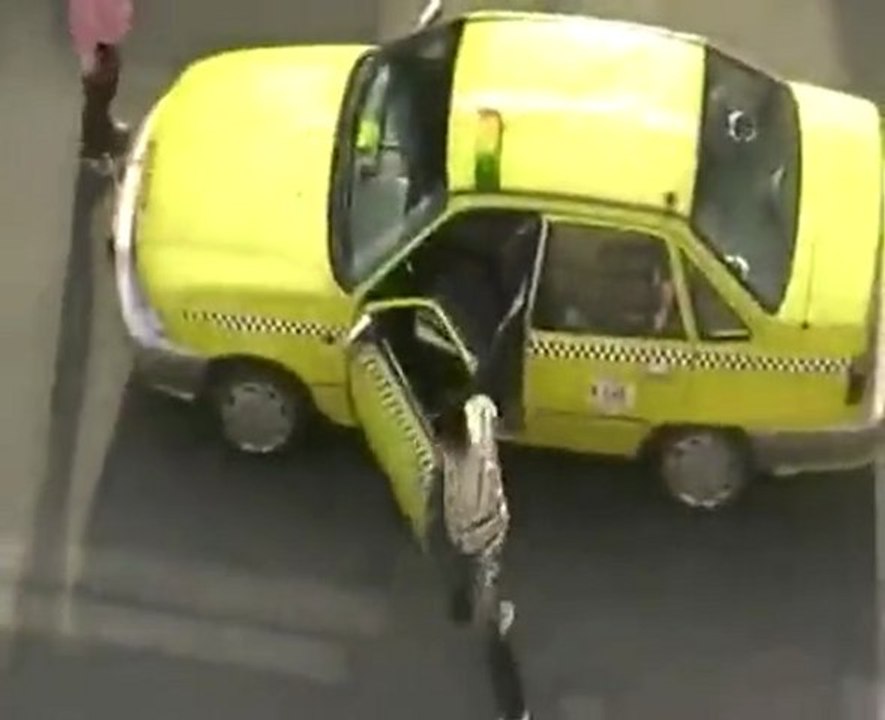 Taxichauffeur slaat gekke mevrouw in het gezicht