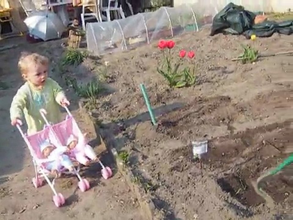 titi marche avec la poussette