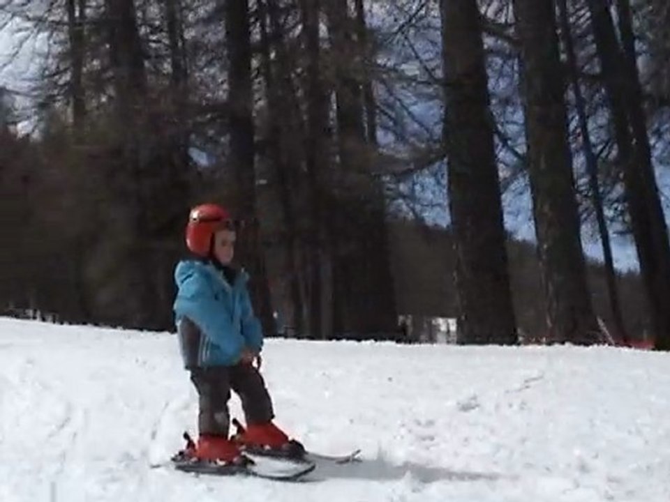 Jules sur les skis 2: Il dépasse même Papa!!!