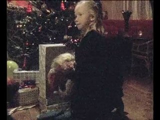 La petite fille qui mordait ses poupées