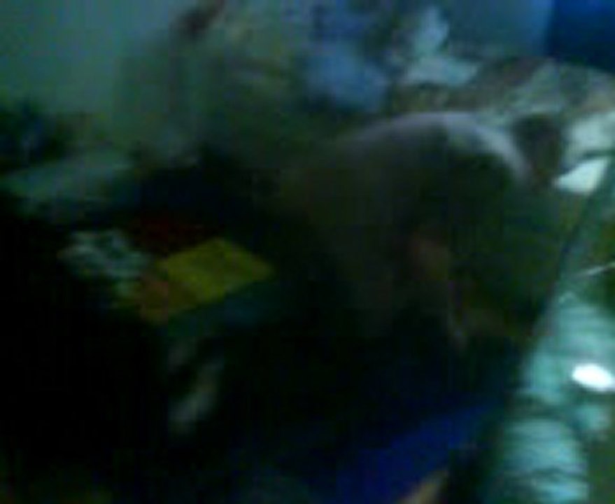 mon homme qui aspire sa chambre