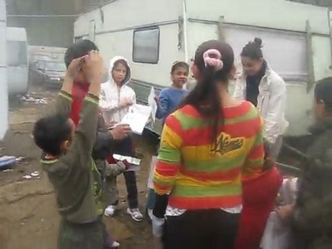 Les enfants découvrent le nom des lettres de l'alphabet