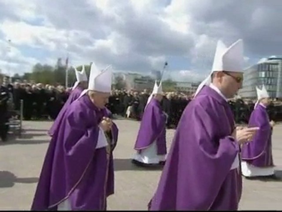 Poland honours crash victims