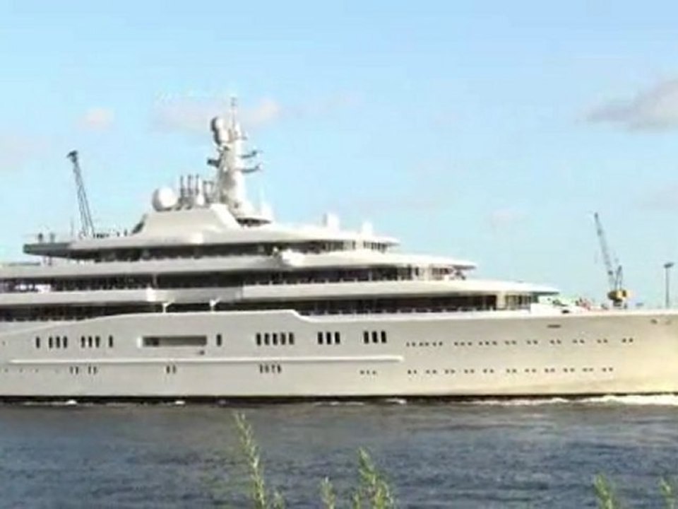 Megayacht Eclipse in Hamburg beim Ausdocken