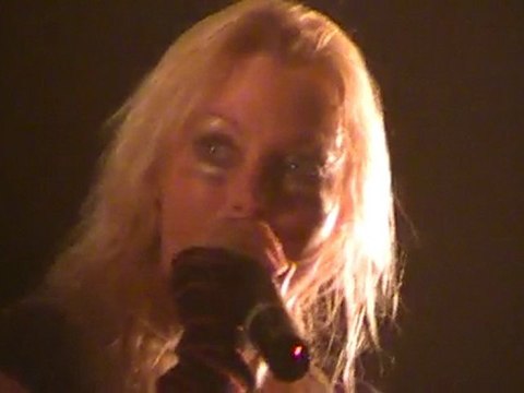 angéla parlant au public de lyon (arch enemy)2