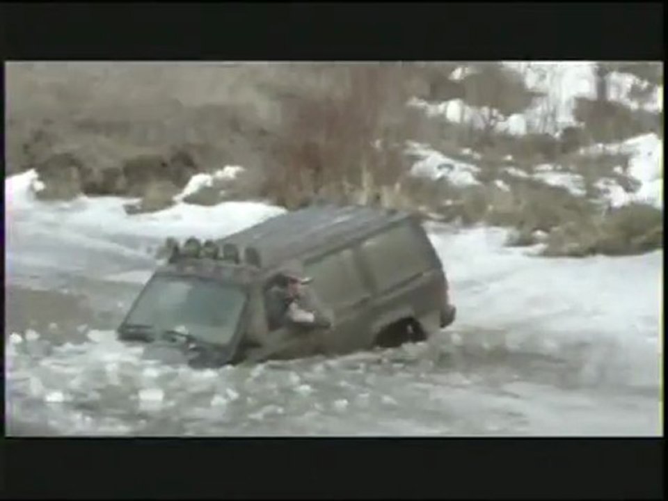 Traverser une rivière gelée en jeep