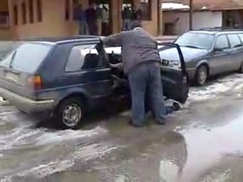 Un russe bourré tombe de sa voiture