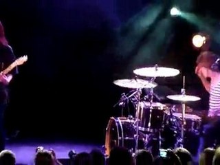 Blood Red Shoes - Doesn't Matter Much (live)