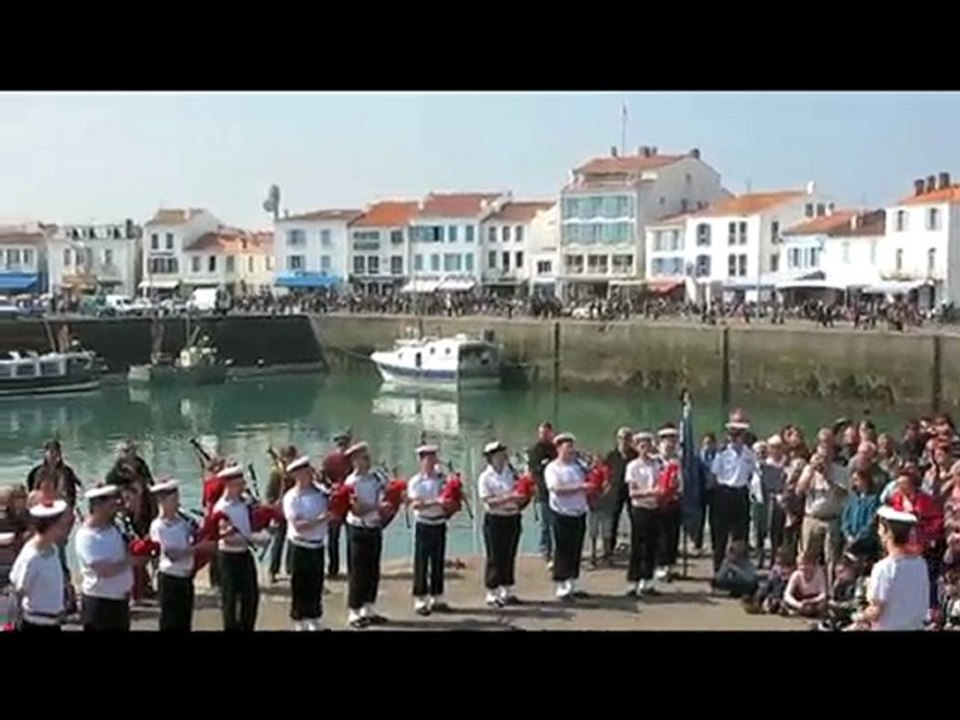 Le bagad de Lan Bihoué sur le port de l'Île d' Yeu