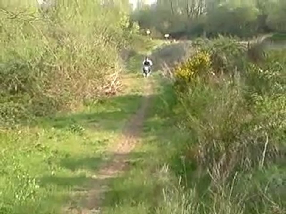 un petit saut en dirt bike 125 cc