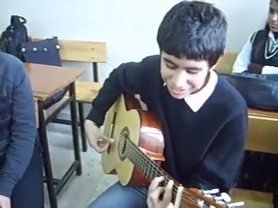 güzel ikili gitar eşliğinde şarkı