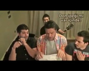 Beyaz ve grubu ayşe şarkısını yorumluyor www.okumas.net