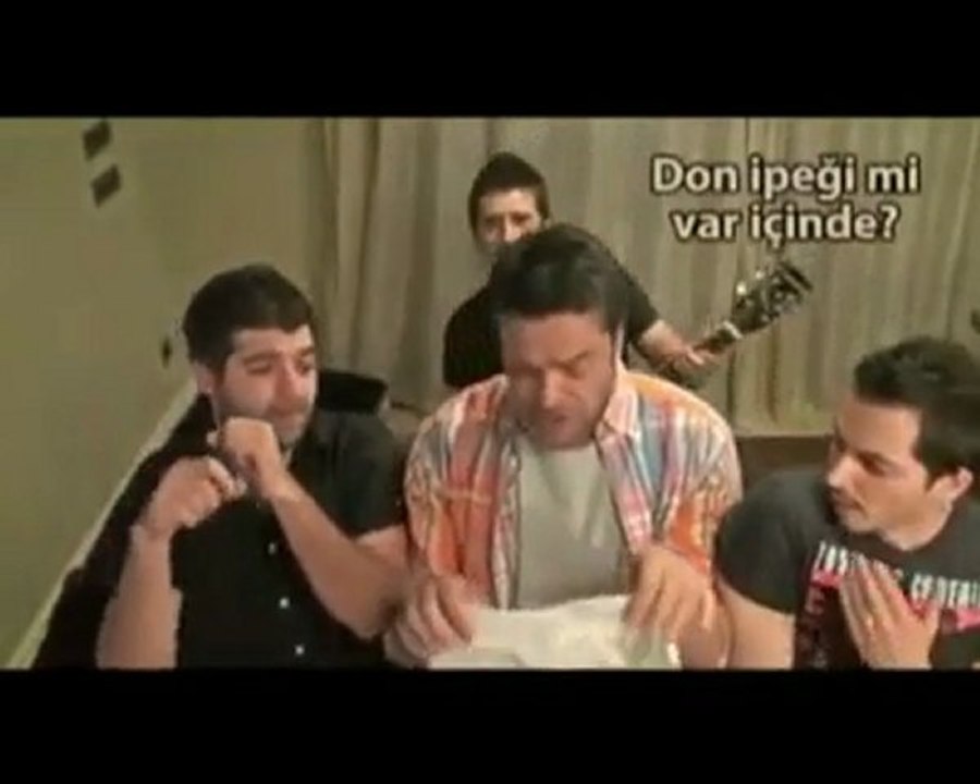 Beyaz ve grubu ayşe şarkısını yorumluyor www.okumas.net