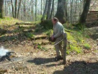 fabrication d'une corde par le cordelier de GUEDELON
