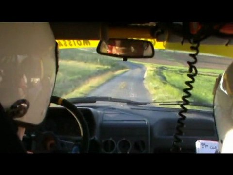 rallye du villeneuvois 2010 SORTIE DE LA 205 rallye n°69