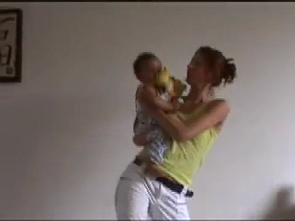Porter bébé sur le dos, à l'africaine - Vidéo Dailymotion