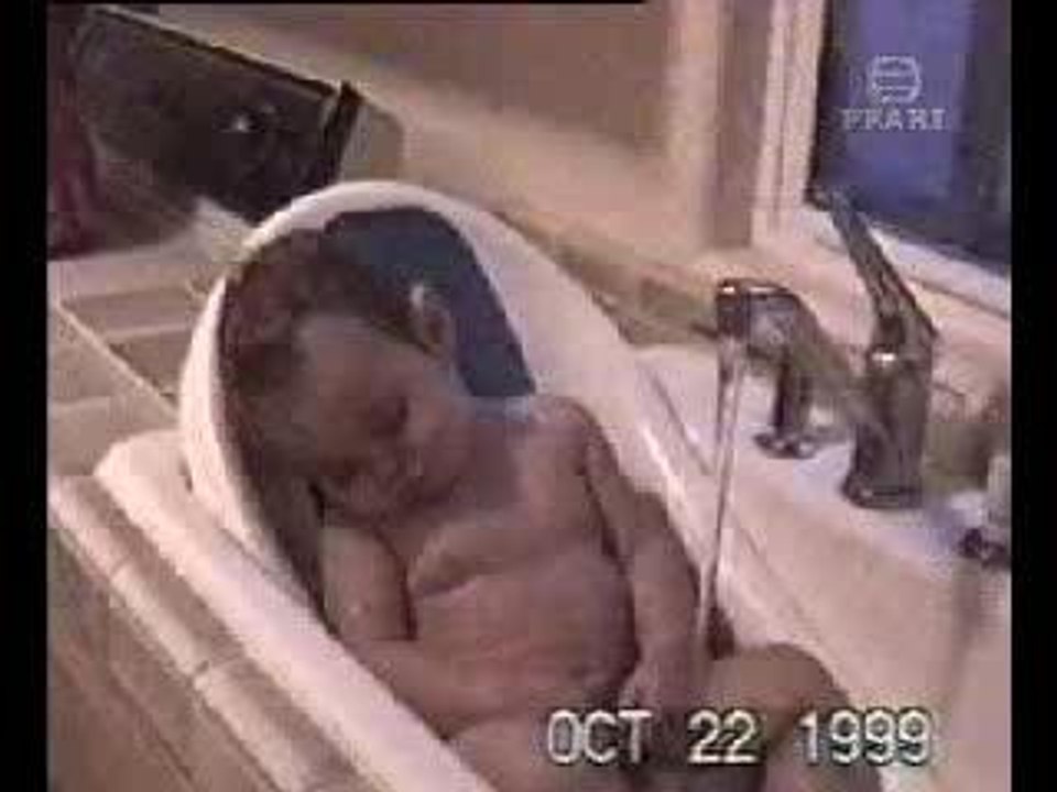 Bebe ds son bain