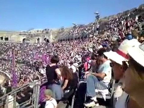 La ola s'empare des arènes de Nîmes !!