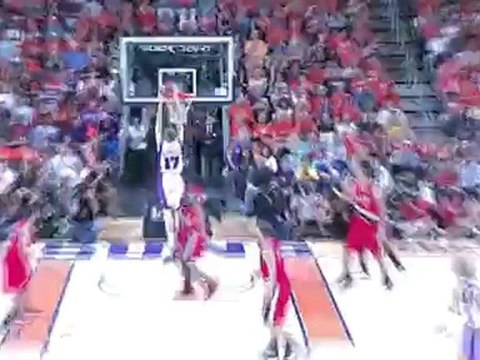 Leandro Barbosa throws a nice pass to Louis Amundson, who fi