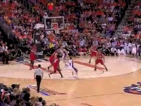 Goran Dragic throws a nice pass to Louis Amundson, who finis