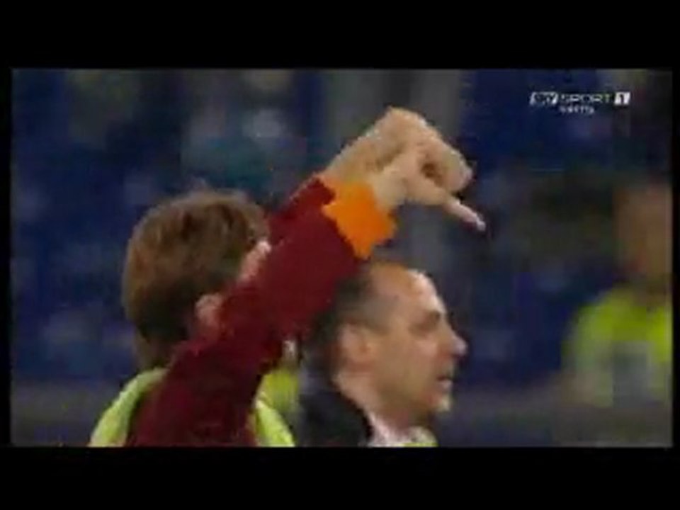 Totti pollice verso