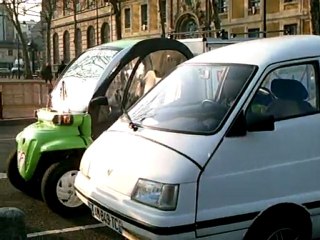 Voiture éléctrique Volta et une GEM garées côte à côte