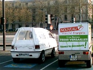 voitures électriques toujours devant la mairie de Versailles