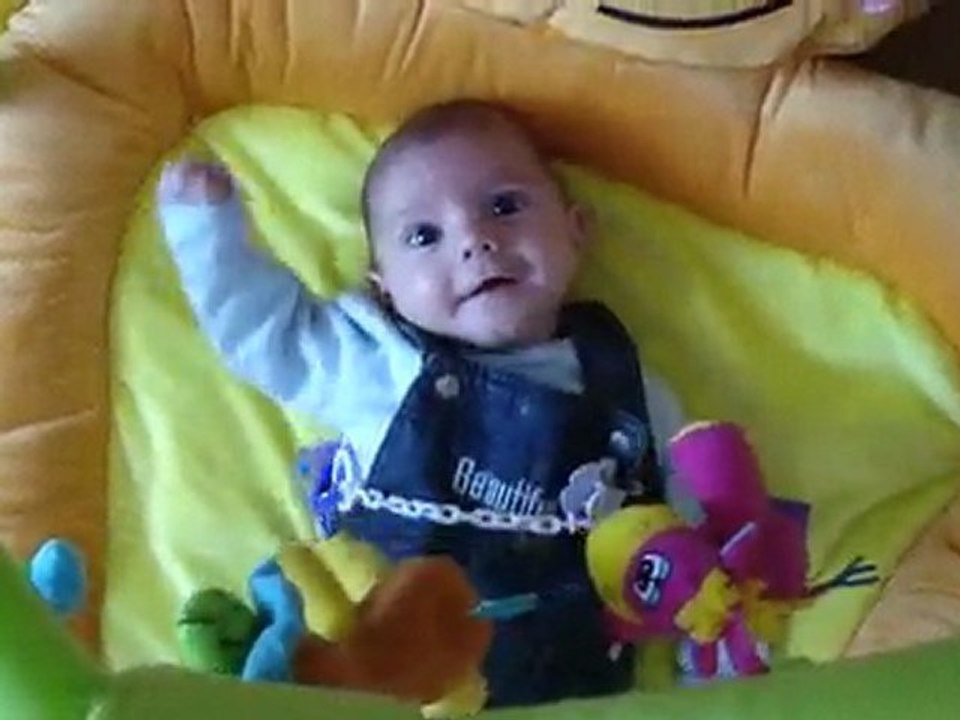 Owen s'eclate avec son nouveau jouet