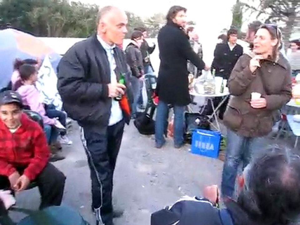 Démontage des tentes devant le collège