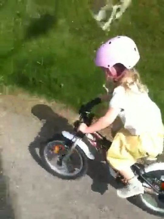 Ines en vélo