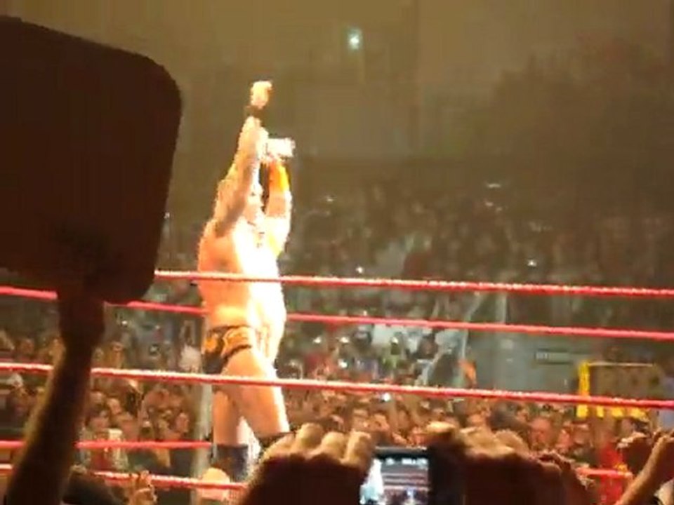 J.Cena, drapeau tricolore, poignée de main avec Randy Orton