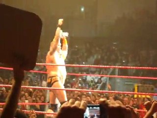 J.Cena, drapeau tricolore, poignée de main avec Randy Orton