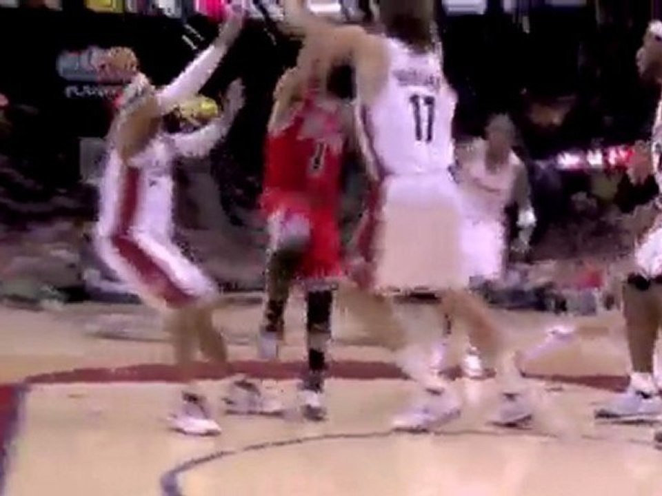 Derrick Rose drives and somehow gets the shot to go in the t