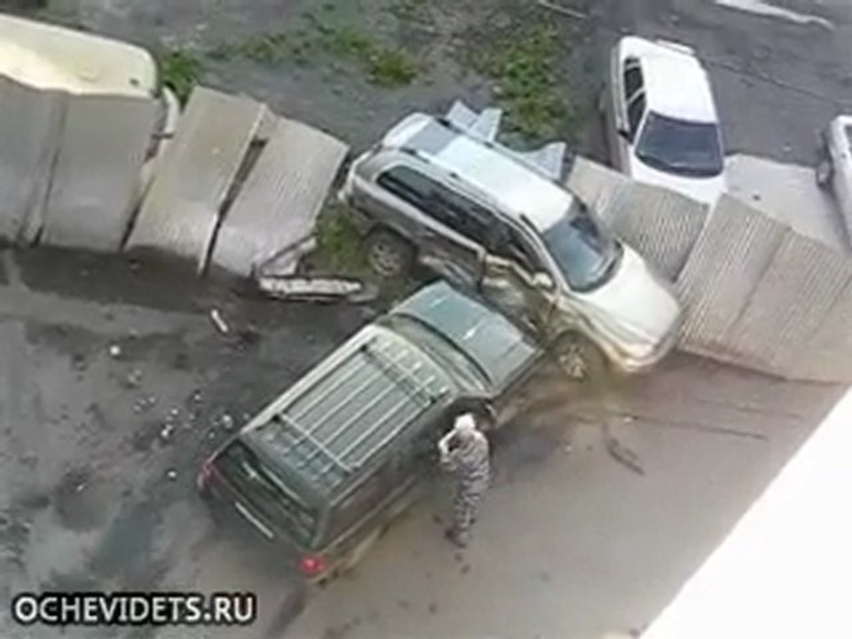 Demolisce il suv del marito infedele